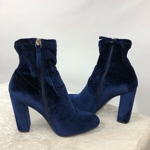 Steve Madden Edit blue velvet side zippered heel booties size 6
